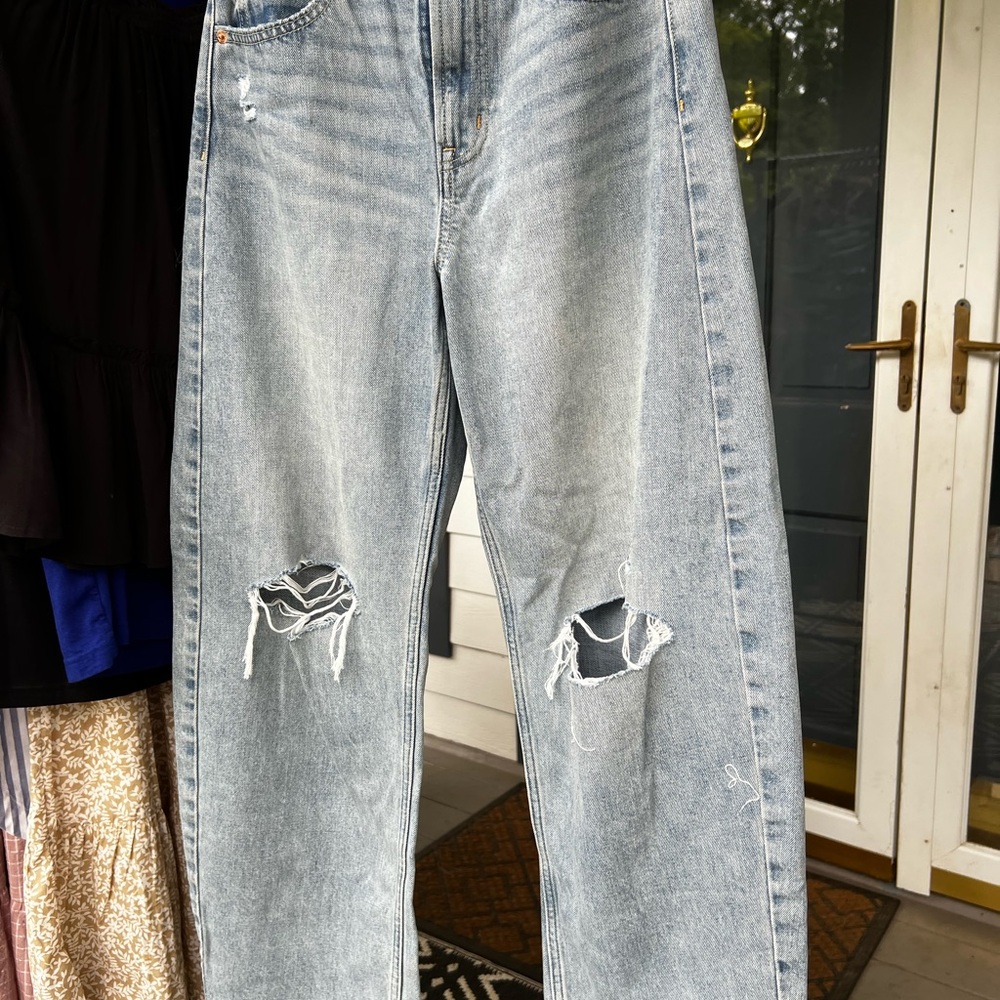 GAP High Rise Women Jeans - Barrel like. Light Blue.